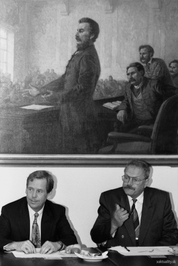Gašparovič (derecha) con el expresidente checo Václav Havel